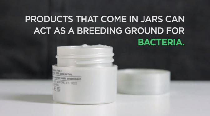 Produk makeup yang bertempat di wadah jar, berpotensi jadi tempat bakteri berkembang biak. (Via: youtube.com)