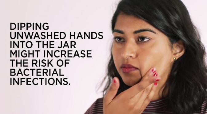 Menyelupkan tangan di produk makeup berwadah jar, bikin risiko bakteri yang menyebabkan infeksi bertambah. (Via: youtube.com)