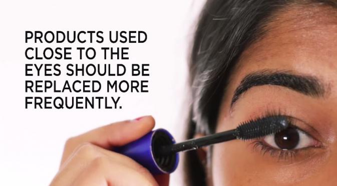 Produk kecantikan yang digunakan dekat mata harus diganti secara berkala. (Via: youtube.com)