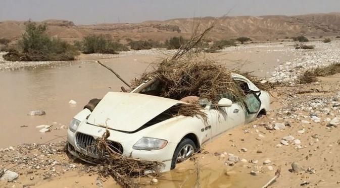 Sebuah Maserati Quattrorporte berkelir putih terbengkalai di sebuah sungai di selatan Israel.