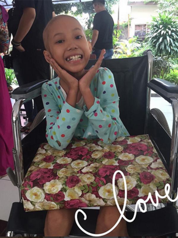 ‘Salah satu penyemangat hidupku. Lulu, 12 tahun, kanker tulang stadium 3, anak paling ceria yang pernah aku temuin. Abis cerita dia kemo ke 2 langsung botak, sambil ketawa ketawa.’ungkapan Ariel.(Via Instagram/@Arieltatum)