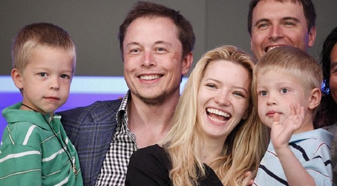 Elon Musk dan keluarga (sumber : dailymail.co.uk)