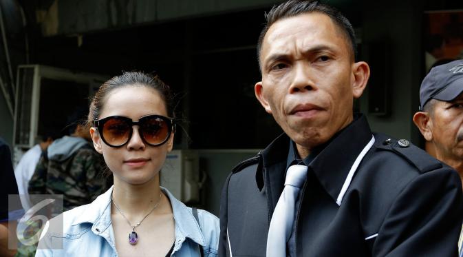 Rere Regina bersama pengacaranya melaporkan istri Charly van Houten, Regina Irawan dengan tuduhan penghinaan dan pencemaran nama baik di Polda Metro Jaya, Jumat (25/9/2015). [Foto: Yoppy Renato]