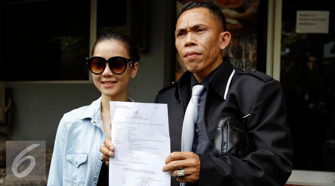 Rere Regina bersama pengacaranya melaporkan istri Charly van Houten, Regina Irawan dengan tuduhan penghinaan dan pencemaran nama baik di Polda Metro Jaya, Jumat (25/9/2015). [Foto: Yoppy Renato]