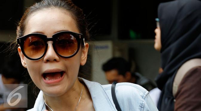 Rere Regina melaporkan istri Charly van Houten, Regina Irawan dengan tuduhan penghinaan dan pencemaran nama baik di Polda Metro Jaya, Jumat (25/9/2015). [Foto: Yoppy Renato]