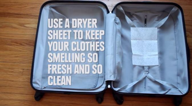 Lapisi tasmu dengan kertas pengering atau tisu makan untuk tetap segar dan bersih. (Via: youtube.com)