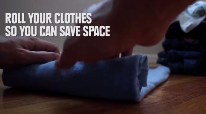 Gulung pakaianmu untuk memuat banyak ruang untuk menyimpan pakaian. (Via: youtube.com)