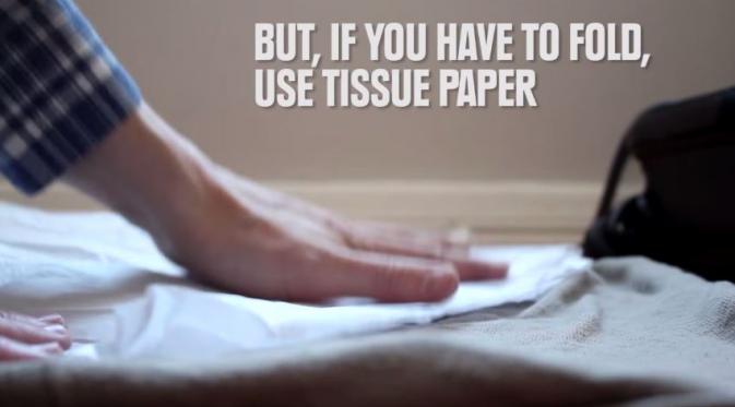 Tapi, kalau kamu ingin melipatnya, jangan lupa untuk dilapisi tisu makan untuk mencegah kusut. (Via: youtube.com)