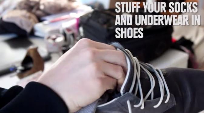 Jika kamu membawa kaus kaki dan sepatu, simpan kaus kaki di dalam sepatumu agar nggak 'makan' tempat. (Via: youtube.com)