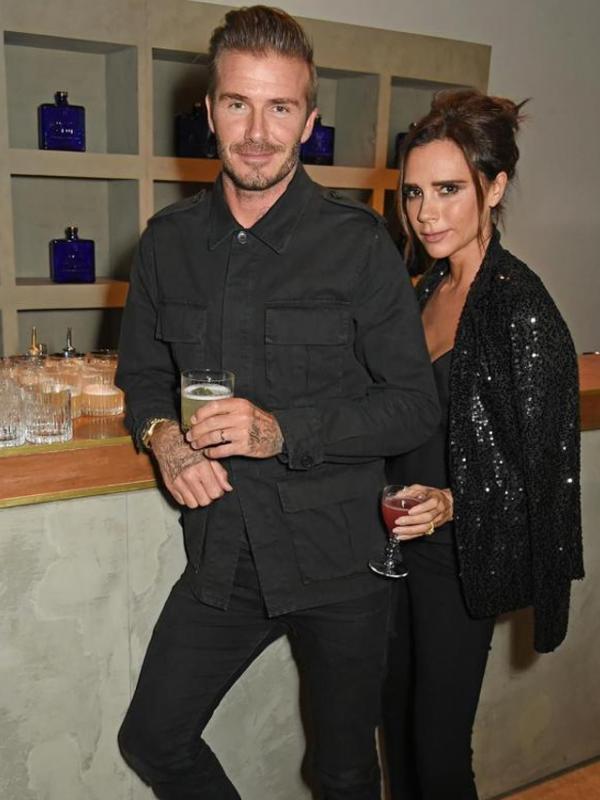 avid Beckham dan Victoria Beckham tampil kompak dengan mengenakan pakaian yang serba hitam. (via Eonline.com)