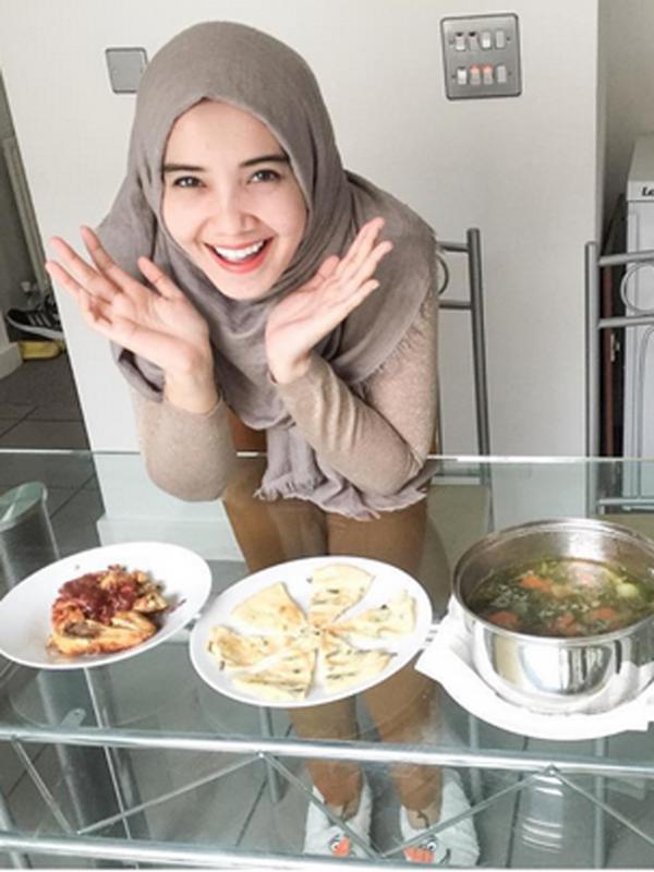 Meskipun sedang berada di benua Eropa, Zaskia tetap memasak masakan khas Indonesia yaitu ayam penyet, sayur sop, dan telur dadar. Ia memasak demi menyambut kedatangan Shireen Sungkar dan Laudya Chintya Bella. (via instagram/@zaskiasungkar15)