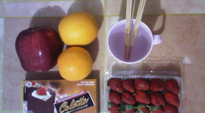 Siapkan berbagai buah kesukaanmu, cokelat batangan, dan tusuk sate. (Via: quincyjennica.blogspot.com)