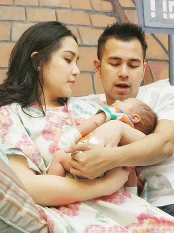Kehadiran si buah hati semakin melengkapi kebahagiaan pasangan Raffi Ahmad dan Nagita Slavina dalam membangun sebuah keluarga. (via instagram/@raffinagita1717)