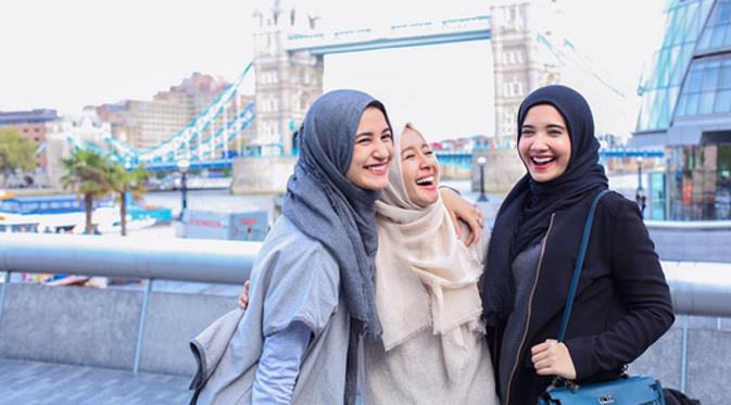 Tiga artis cantik berhijab ini berpose di depan London Bridge. Beruntung bagi Zaskia para sahabat dan saudaranya memberi dukungan dalam memamerkan hasil rancangannya di ajang fashion bergengsi London. (via instagram/@shireensungkar)