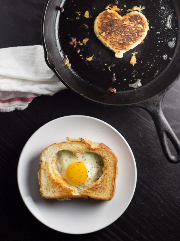 Egg basket grilled cheese sandwich. (Via: gingerandtoastedsesame.com)