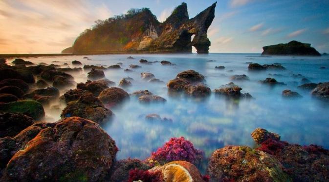 Pantai Atuh, Nusa Penida | via: bali.mehthesheep.com