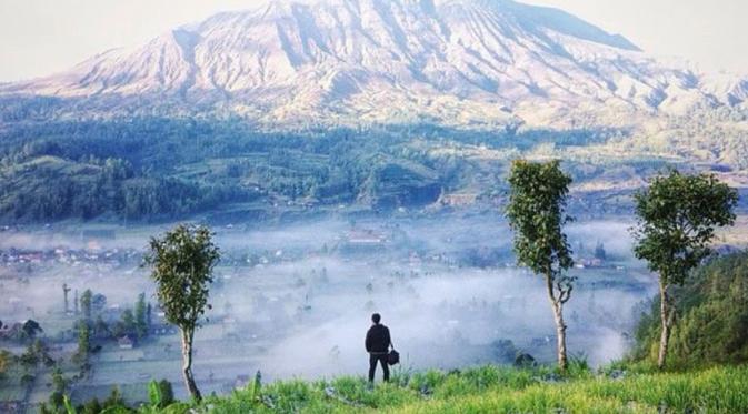 Pemandangan Gunung Berapi Batur yang dilihat dari Desa Pinggan | via: bali.mehthesheep.com