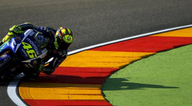 Valentino Rossi hanya mencatat waktu terbaik keenam pada sesi kualifikasi MotoGP Aragon, Spanyol, Sabtu (26/9/2015). (Reuters/Marcelo del Pozo).