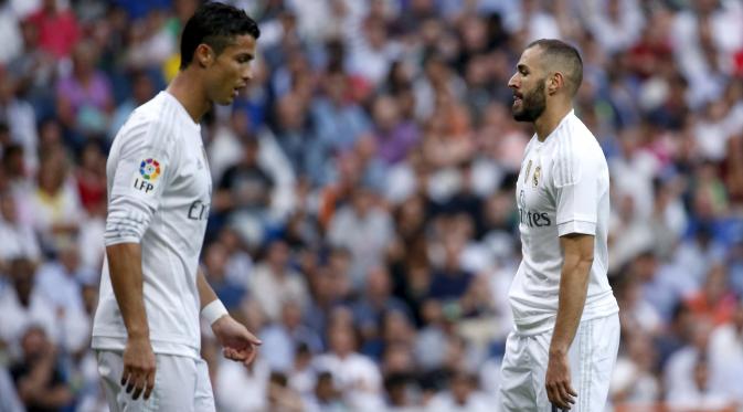 Gelandang Real Madrid, Cristiano Ronaldo (kiri) bersama Karim Benzema tertunduk lesu usai bertanding melawan Malaga pada Liga Spanyol di Santiago Bernabeu, Madrid, (26/9/2015). Madrid bermain imbang atas malaga dengan skor 0-0. (REUTERS/Juan Medina)