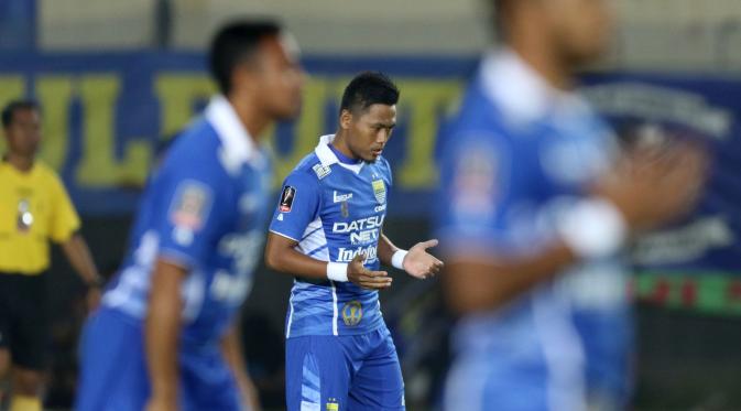 Pemain Persib, Tony Sucipto, berdoa sebelum bertanding melawan Pusamania Borneo FC dalam laga leg kedua perempatfinal Piala Presiden 2015 di Stadion Si Jalak Harupat, Bandung, Sabtu (26/9/2015). (Bola.com/Arief Bagus)
