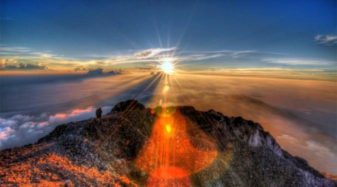 Matahari terbit di gunung Rinjani. | via: initempatwisata.com