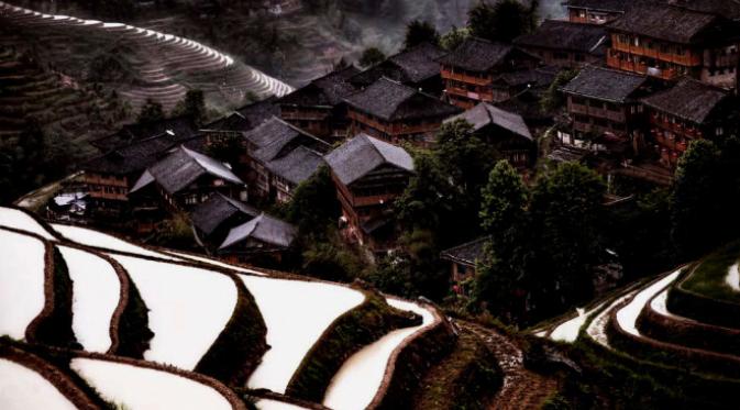 Tersembunyi oleh gunung, desa di selatan Cina. | via: lazypenguins.com