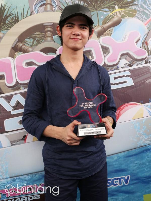 Di ajang Inbox Awards 2015, Aliando Syarief menjadi yang paling inbox untuk kategori Penyanyi Solo Pria. Dia mengalahkan nama-nama seperti Judika, Anji, Afgan dan juga Cakra Khan.(Wimbarsana Kewas/Bintang.com)