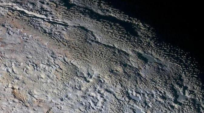 Pluto memiliki wajah beragam. Salah satu daerahnya tampak menyerupai sisik bila dilihat dari antariksa | via: nasa.gov