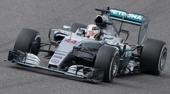 Pebalap Mercedes Lewis Hamilton saat balapan pada ajang Formula 1 GP Jepang di Sirkuit Suzuka, Minggu (27/9/2015). (Liputan6.com/REUTERS/REUTERS / Toru Hanai)