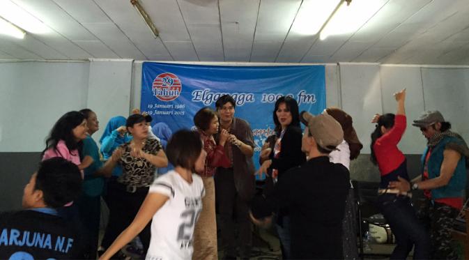 Aggrie Muara Kell saat tampil menghibur di Radio Elgangga, Bekasi. [Foto: Ferry Noviandi]