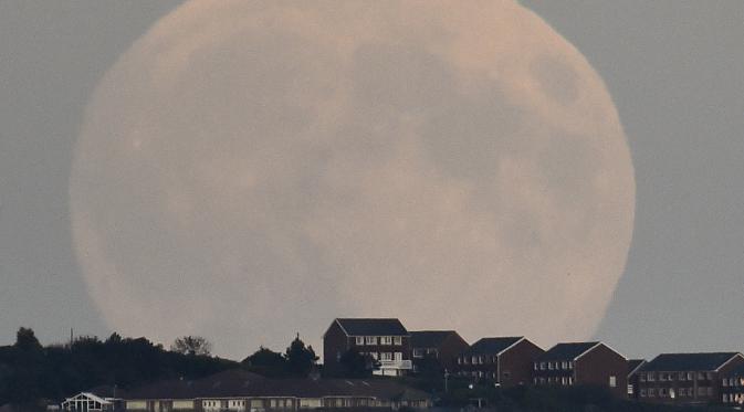 Fenomena alam Supermoon terlihat di atas langit Brighton, Inggris, Minggu (27/9). Gerhana Bulan Supermoon (Bulan merah darah) kembali menampakkan keindahannya setelah 18 tahun tidak terjadi. (REUTERS/Toby Melville)