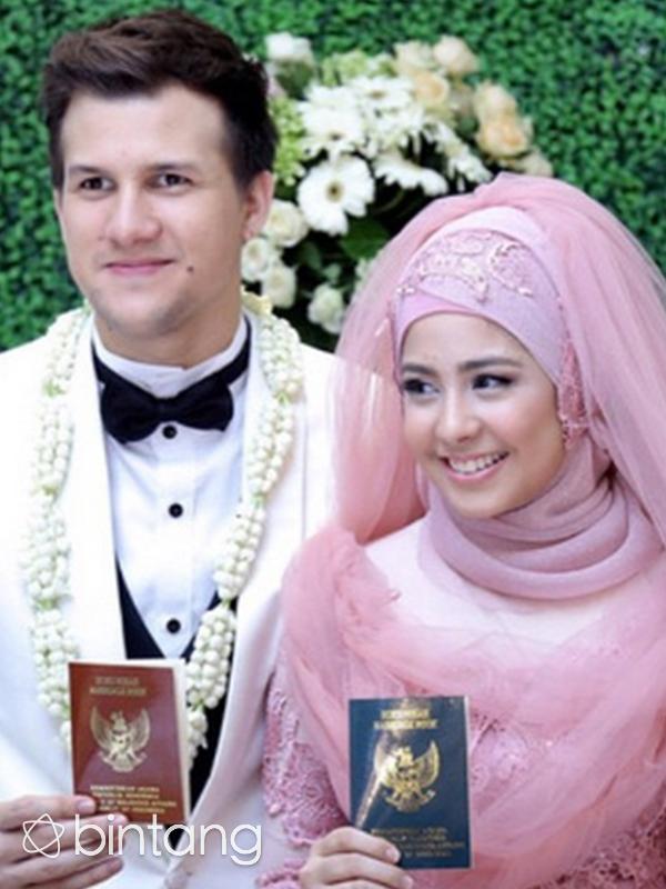 Stuart dan Risty menikah pada 19 April 2015 di Bogor, Jawa Barat. Namun, pada 20 Agustus 2015, Risty, yang sedang hamil muda, melayangkan gugatan cerai terhadap Stuart. (Via Instagram/@Stuartcollin)