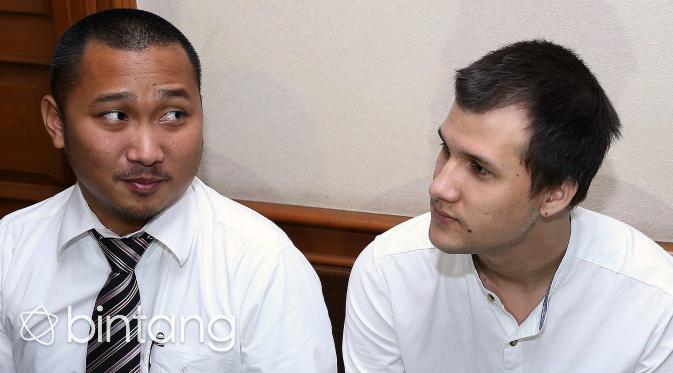 Kira-kira lima menit kemudian, Stuart pun hadir dengan mengenakan kemeja putih dan celana bahan hitam, Stuart didampingi tim kuasa hukum. (Wimbarsana Kewas/Bintang.com)