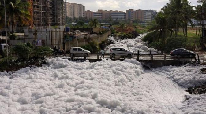 Foto-foto 'Salju' dari danau di Banglore India.  Busanya menutupi jembatan yang menuju bandara. (BBC/Debasish Gosh)