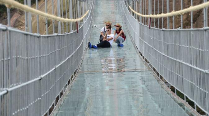 Jembatan Kaca Terpanjang di Dunia | via: boredpanda.com