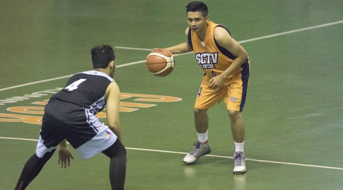 Penampilan tim bola basket SCTV Emtek pada semifinal OJK Media Cup 2015 di GOR Soemantri, Jakarta Selatan, Senin (28/9/2015). (Bola.com/Vitalis Yogi Trisna)