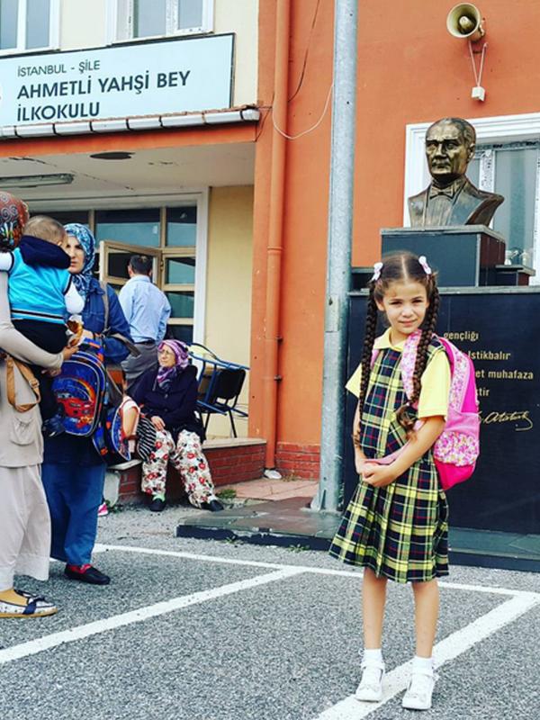 Pemeran Elif, Isabella Damla Guvenilir masuk sekolah. (foto: instagram.com/isabelladamlaguvenilir)