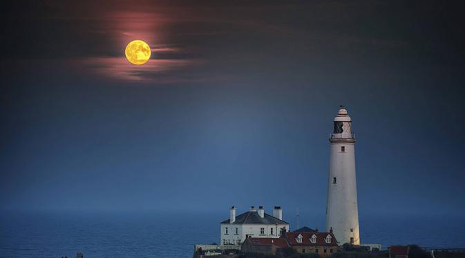 St Mary's Lighthouse, United Kingdom. | via: AP Photo/Sergei Grits