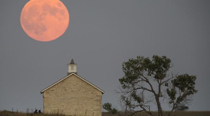 Ketahui 5 Fakta Blood Moon yang Terjadi Pada September 2015. | via: Travis Heying/AP