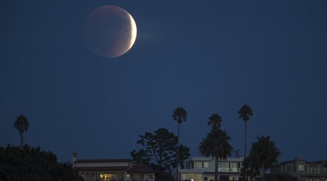 Ketahui 5 Fakta Blood Moon yang Terjadi Pada September 2015. | via: Mike Blake/Reuters