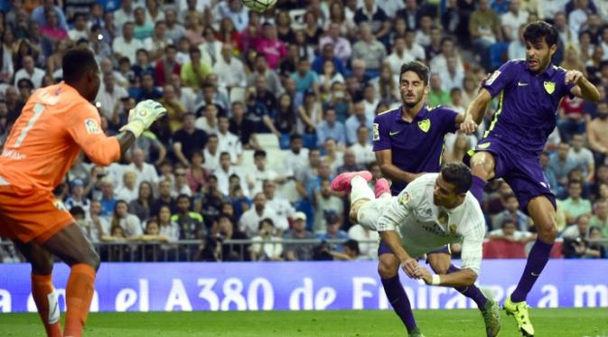 Cristiano Ronaldo mencoba bobol gawang Malaga (PIERRE-PHILIPPE MARCOU / AFP)