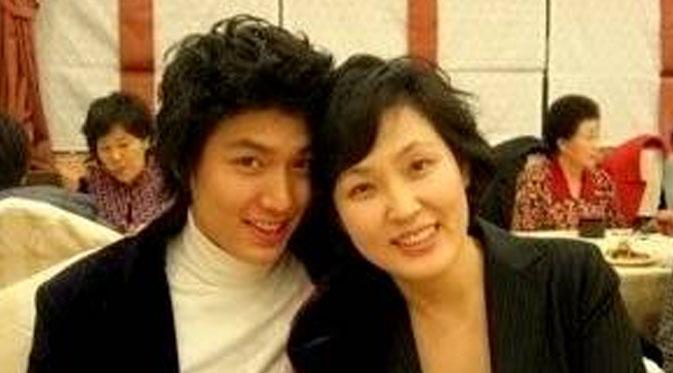 Lee Min Ho dan ibunya (via soompi.com)