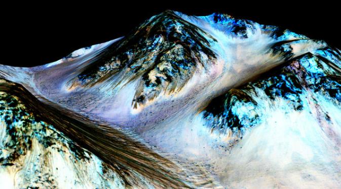 NASA mengonfirmasi kalau terdapat aliran air di permukaan Mars. | via: NASA