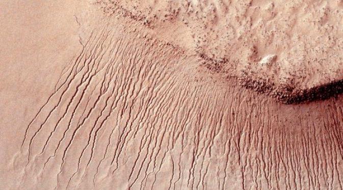 Garis aneh di Mars yang berhasil diabadikan pada 2011. | via: NASA/Reuters
