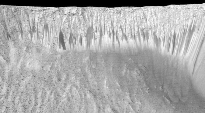 Garis gelap aneh yang kerap kali terlikat di permukaan Mars. | via: JetPropulsionLaboratory/University of Arizona/NASA