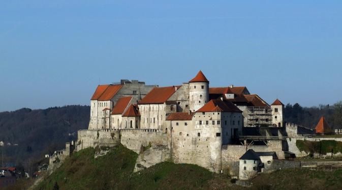 Kastil Burghausen. | via: prezi.com