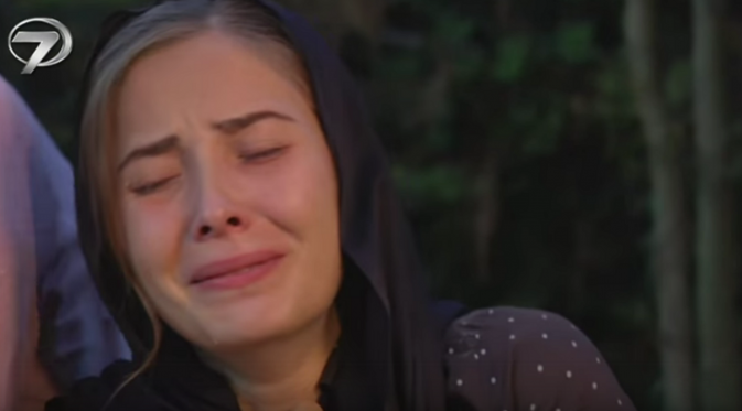 Melek--diperankan Selin Sezgin--terlihat terpukul saat ikut mengantar kepergian Kenan Emiroglu, ayah dari putrinya, Elif.