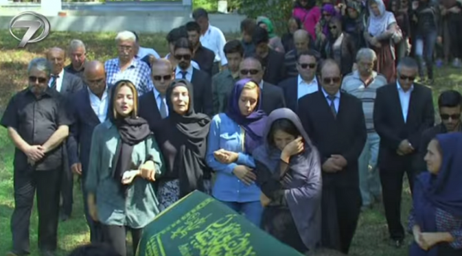Suasana pemakaman Kenan Emiroglu--diperankan Altuğ Seçkiner--dalam Elif Season 2 yang membuat pemeran lainnya terharu.