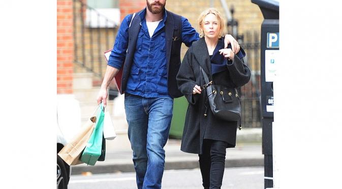 Kylie Minogue dan Joshua Sasse (Daily Mail UK)