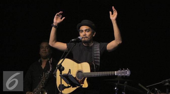 Glenn Fredly saat tampil dalam konser tunggalnya di Solo. [Foto: Reza Kuncoro/Liputan6.com]